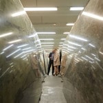Die Gäste staunen über die großen Granitplatten in der Großplattenhalle.