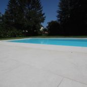 Sandgestrahlt Poolrand