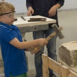 Selbst Meißeln und Hämmern in der Steinmetz-Werkstätte von SCHUBERT STONE