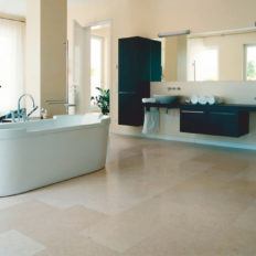 Natursteinboden im Badezimmer