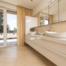 Levante Crema paniert Bad neben Terasse