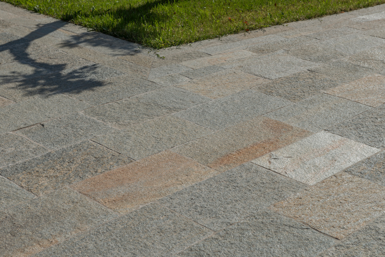 TERRASSENBODEN GNEIS SPALTRAU – 4