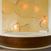 Badewanne mit Wand aus Onyxmarmor