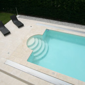 Naturstein Hartkalkstein Levante Crema Terrasse mit Pool