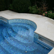 Naturstein Levante Crema antik Poolrand, Glasmosaik im Pool