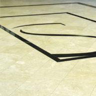 Levante Crema geschliffen mit Fries und Monogramm-2