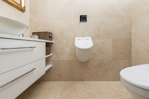 Luxusbad mit Bodenfliesen und Wandfliesen in beige aus Levante Crema patiniert
