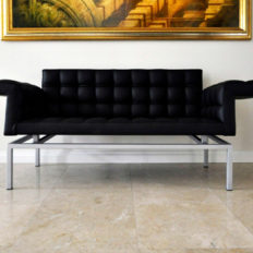 Natursteinboden Kalkstein Levante Crema mit futuristischem Ledersofa