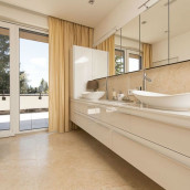 Luxusbad in beige in moderner Wohnung mit Kalkstein Levante Crema patiniert