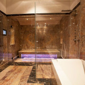 Luxusbadezimmer aus Marmor und Glasduschwand