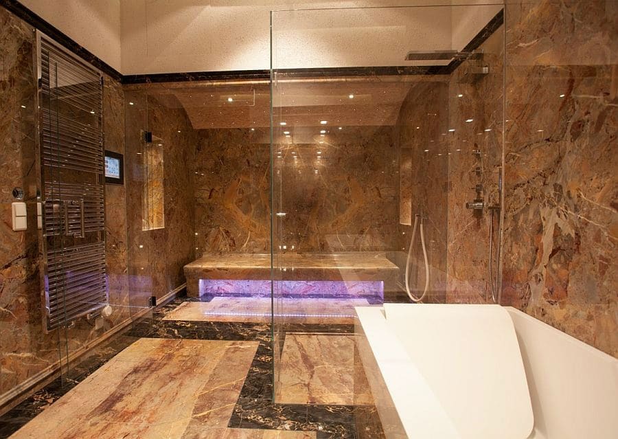 Luxusbadezimmer aus Marmor und Glasduschwand
