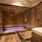 Luxus Badezimmer aus Marmor und Dampfkabine