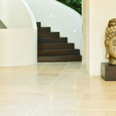 Naturstein Boden innen Kalkstein Levante Crema in Hausflur mit großem Buddha