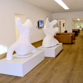 Schlossdielen mit Skulpturen
