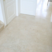 Steinboden Levante Crema patiniert in beige im Vorraum verlegt