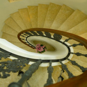 Steintreppe von oben aus Kalkstein Levante Crema Wendeltreppe