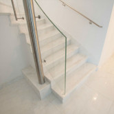 Steintreppe innen weiß
