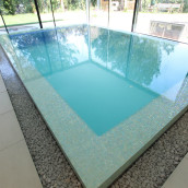 Naturstein Mosaik Poolrand verlegt