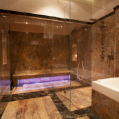 Luxusbadezimmer mit Naturstein verlegt