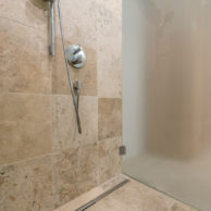 Mandorla antik 40,6x40,6cm in der Dusche