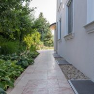 haus am stadtrand mit levante crema rosa referenz12