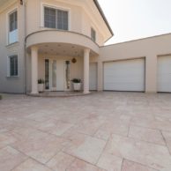 haus am stadtrand mit levante crema rosa referenz14