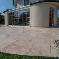 haus am stadtrand mit levante crema rosa referenz8
