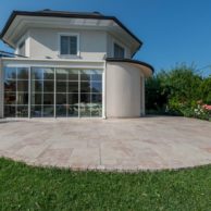 haus am stadtrand mit levante crema rosa referenz9