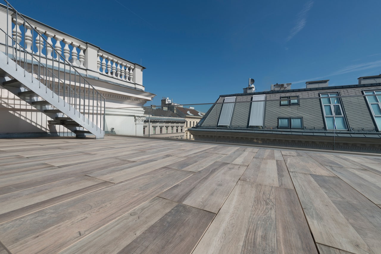Feinsteinzeug in Holzoptik auf Dachterrasse
