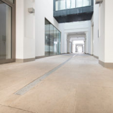 Zinshaus Wien Innenhof und Durchfahrt mit Technostein 2cm – 03