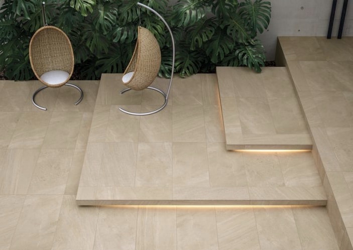 Feinsteinzeug Fliesen Treppe zur Terrasse mit Steinplatten in beige aus Feinsteinzeug