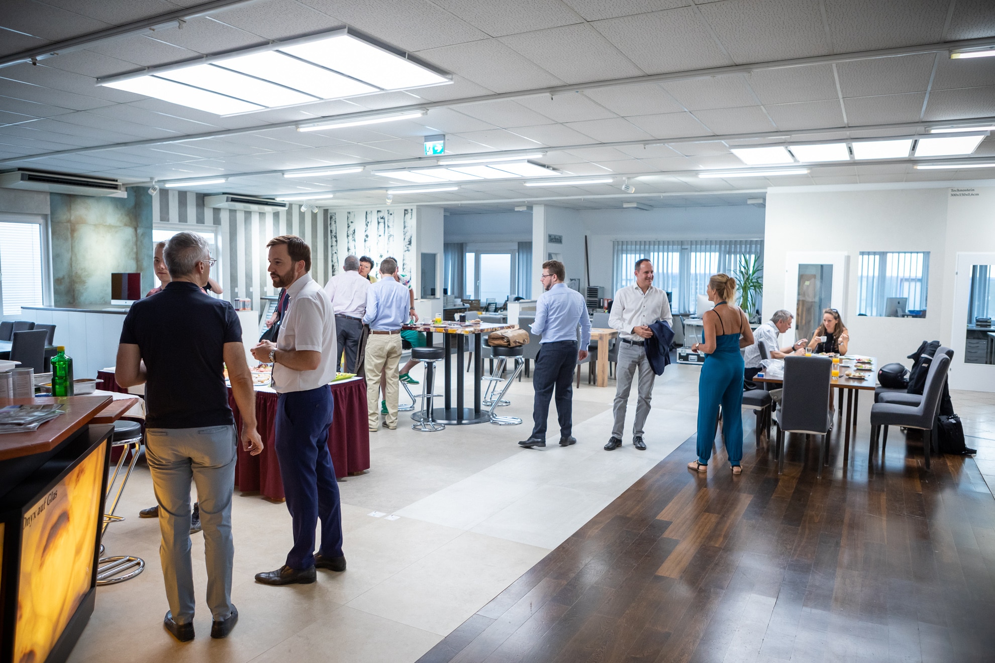 Business-Frühstück auf Steinplatten im Steinzentrum Wien