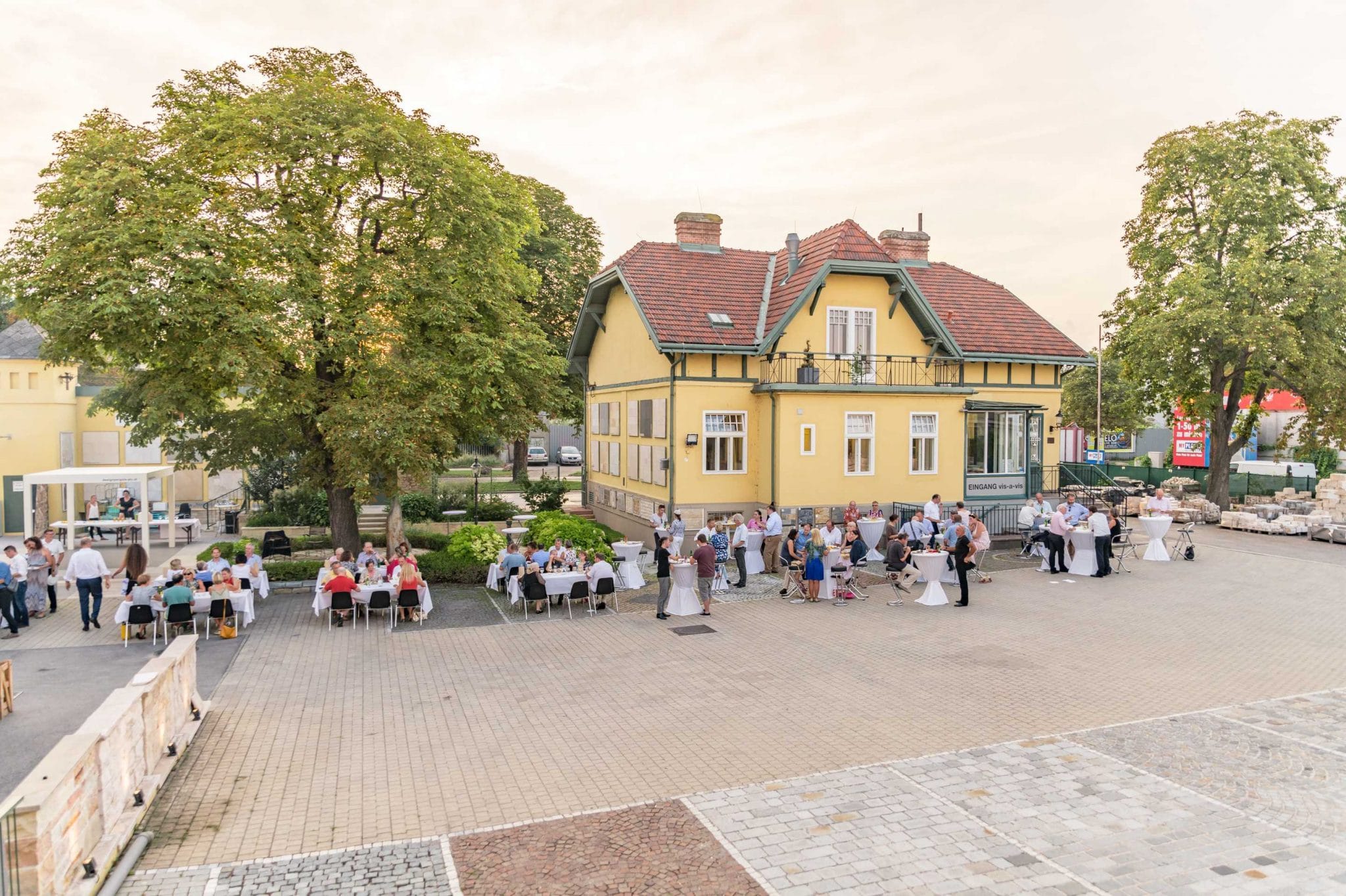Steinboden und Steinwände zum Anfassen im Steinzentrum Wien