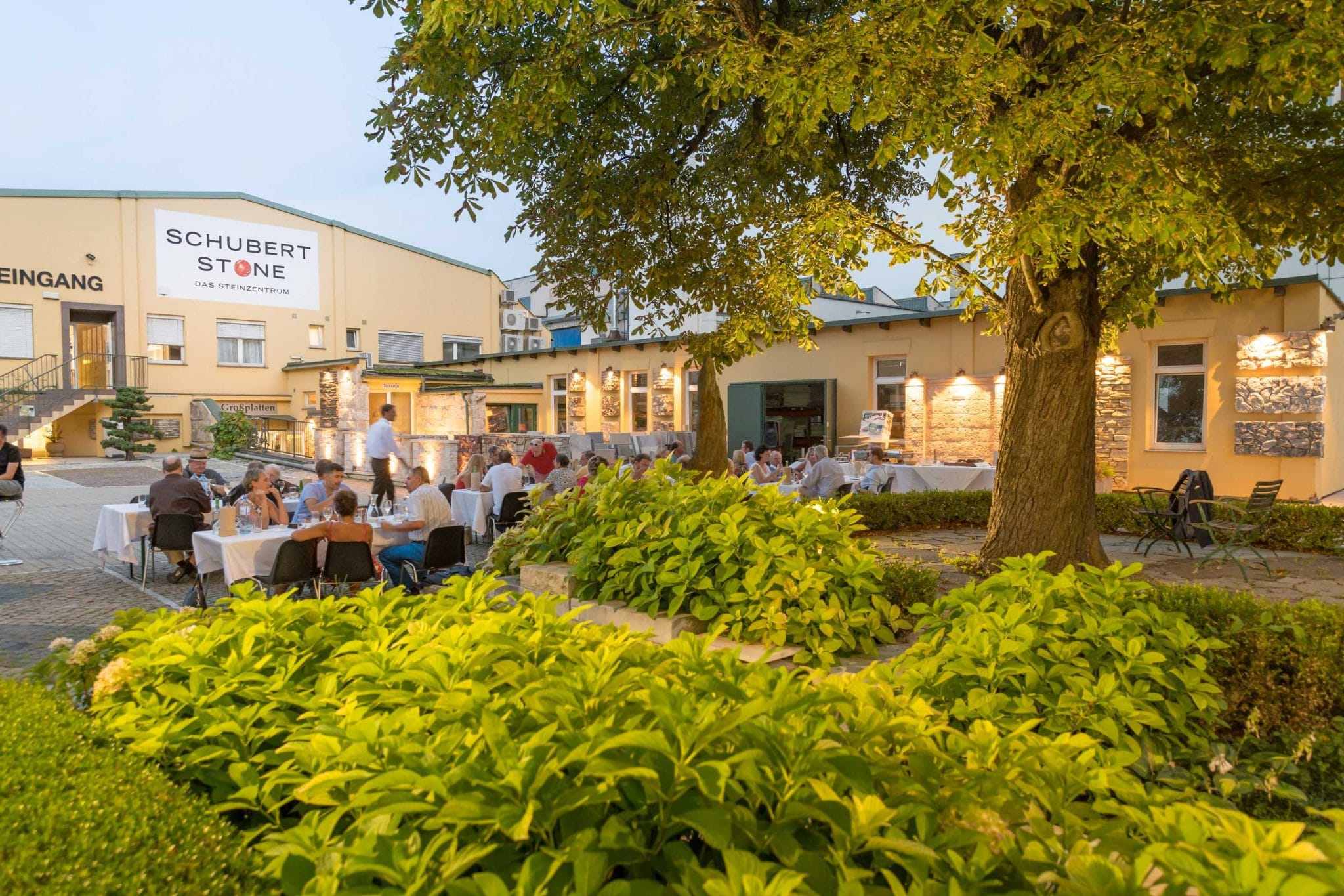 Event mit Führung durch Naturstein und Steinplatten Ausstellung für die Terrasse