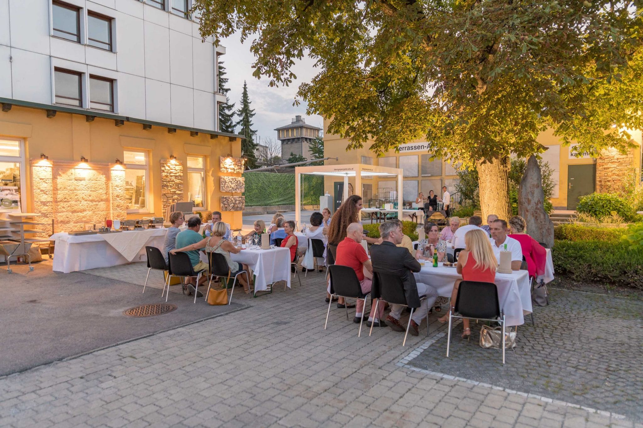 Event mit Führung durch Naturstein und Steinplatten Ausstellung für die Terrasse