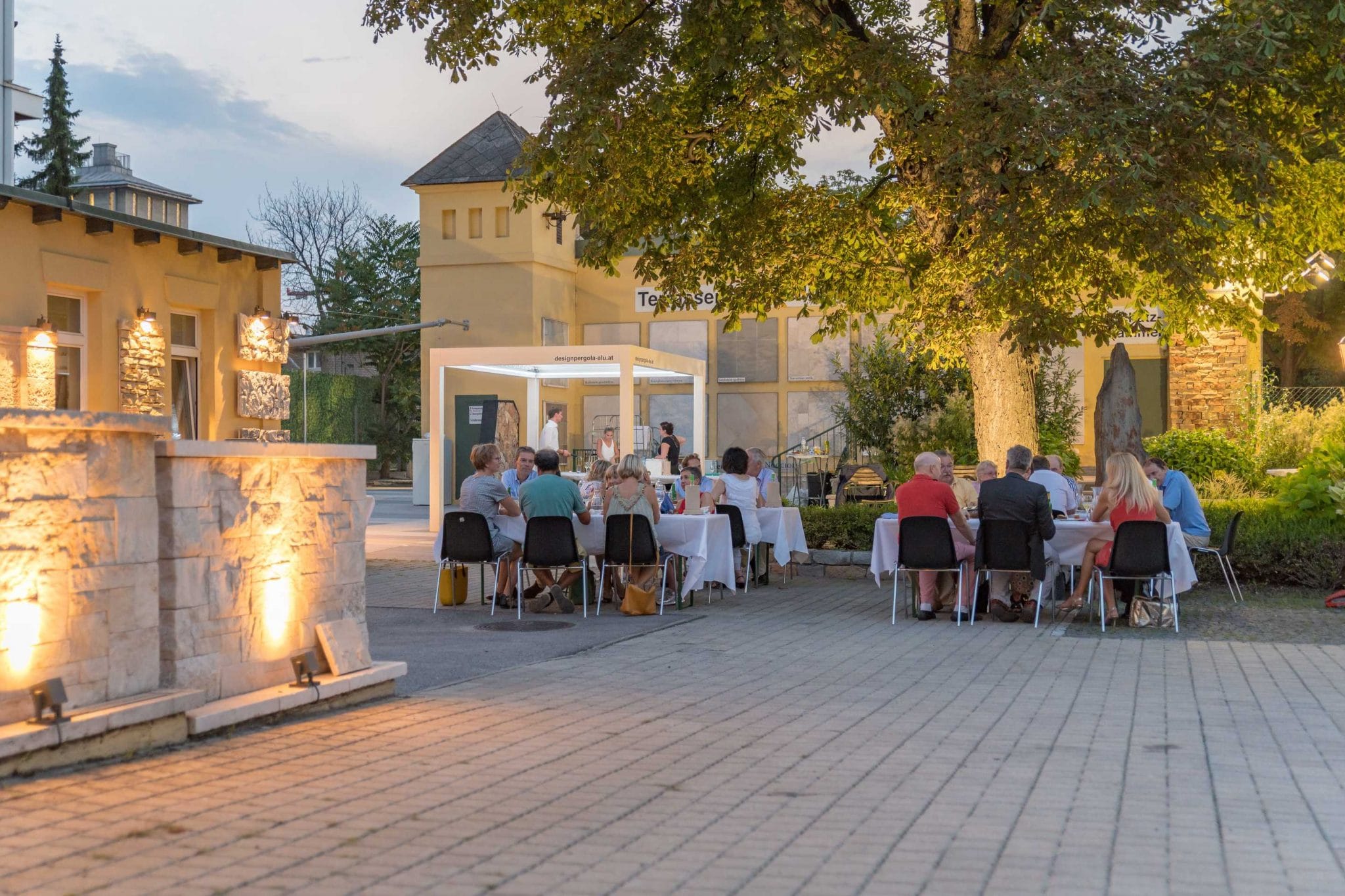 Event mit Führung durch Naturstein und Steinplatten Ausstellung für die Terrasse