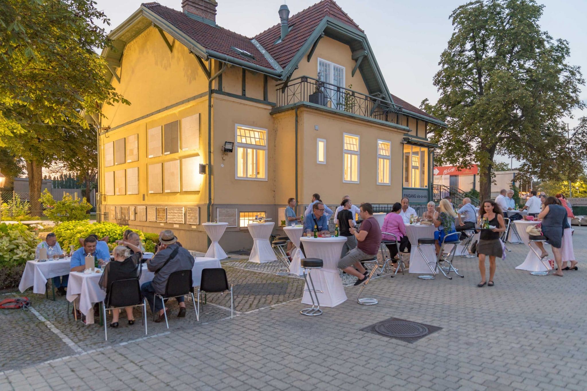 Event mit Führung durch Naturstein und Steinplatten Ausstellung für die Terrasse