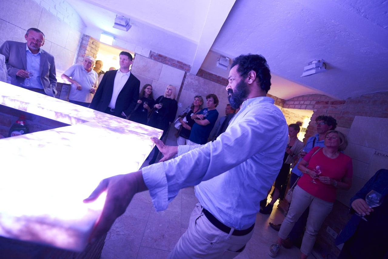 Onyx Bar hinterleuchtet im Steinzentrum Wien SCHUBERT STONE