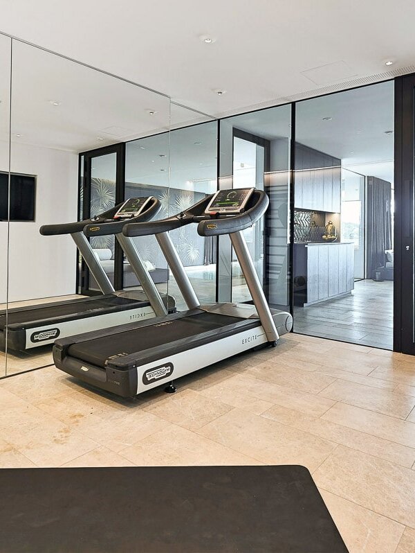 Fitnessraum mit Natursteinboden