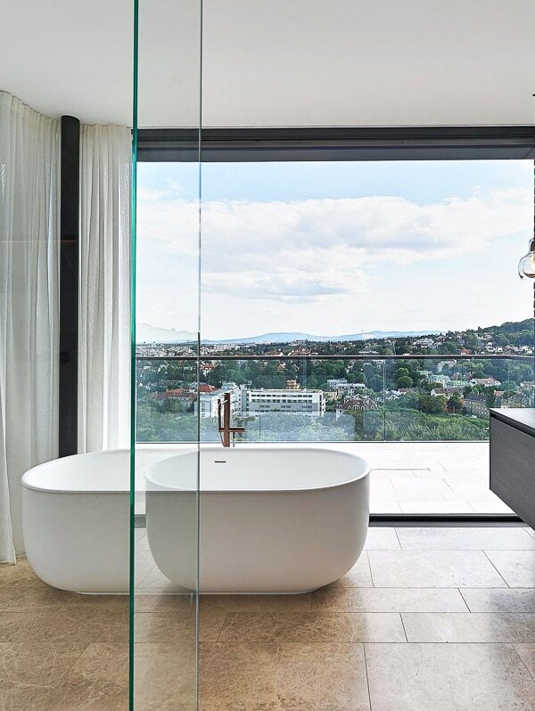 Luxus-Badezimmer mit Steinboden