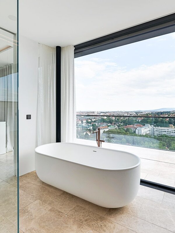 Luxus-Badezimmer mit Blick auf Wien und Naturstein von SCHUBERT STONE