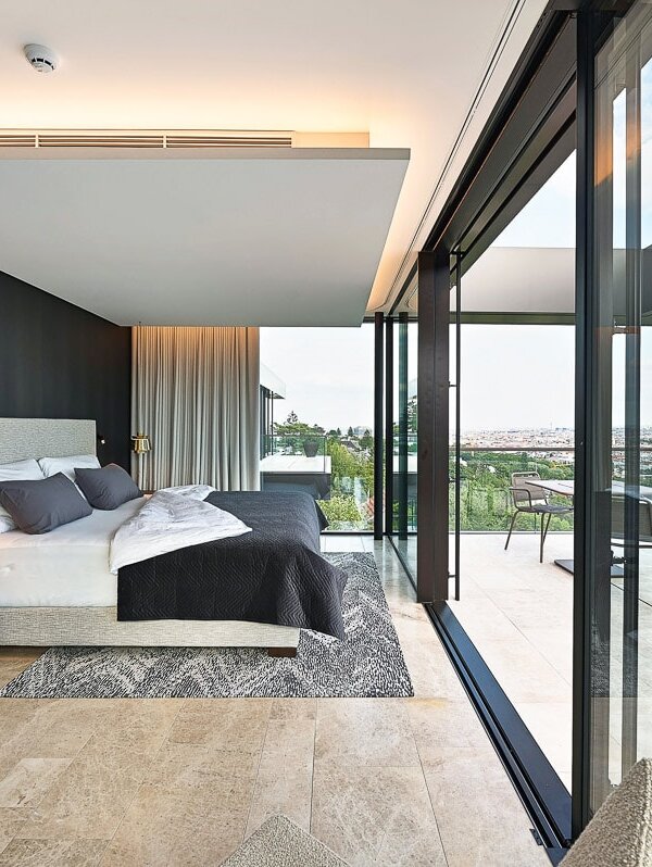 Luxus-Schlafzimmer mit Blick auf Wien mit Naturstein