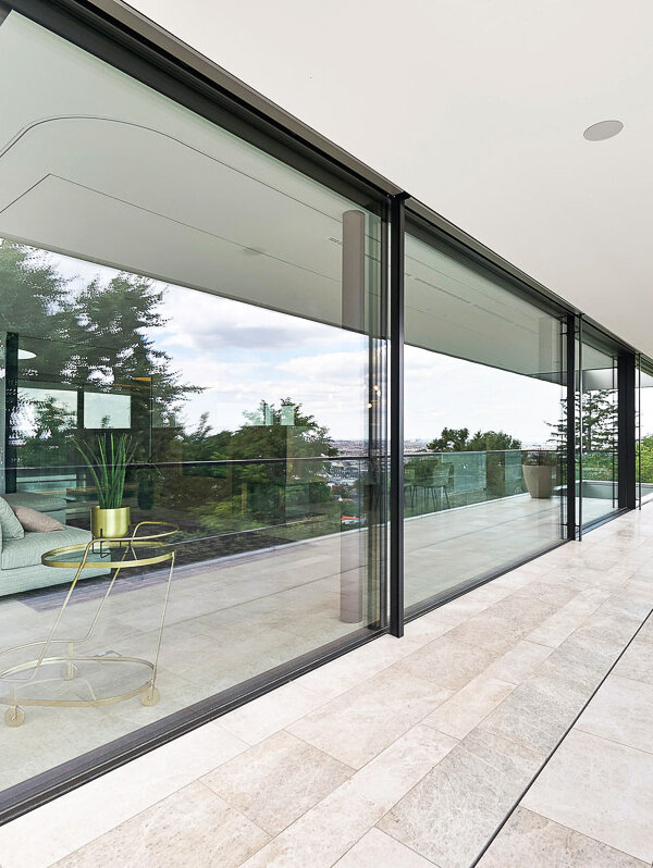 Moderne Naturstein-Terrasse