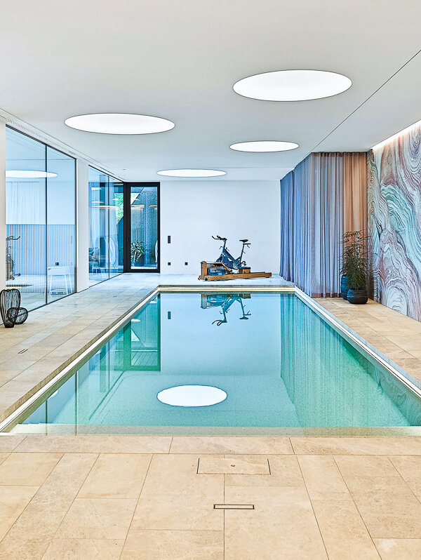 Schwimmhalle mit Naturstein