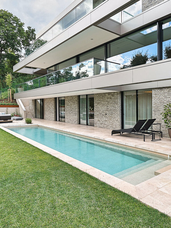 Luxus Naturstein-Terrasse mit Swimming Pool