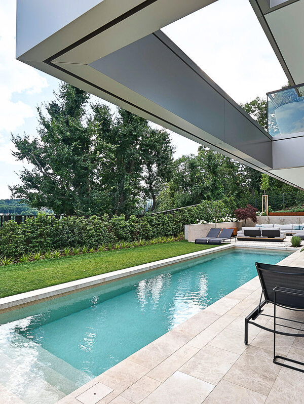 Luxus-Pool mit Naturstein in Wien