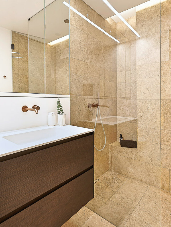Badezimmer mit Dusche aus Naturstein